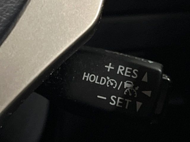 【レーダークルーズコントロール】高速道路での長距離走行が楽に！！自動で速度を保つクルーズコントロールが、衝突軽減システムと連携し、前方の車両を感知して車間を保つように速度調節してくれます！！