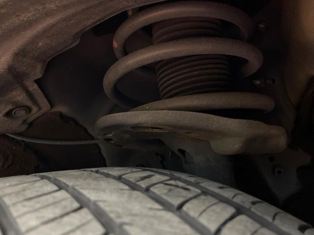 お車を安心してお乗りいただく為には、足回りの定期点検が欠かせません。サービスサポート（有償保証）では無料点検もご提供しており、安心のカーライフをお過ごしいただけるサポート体制が整っています。