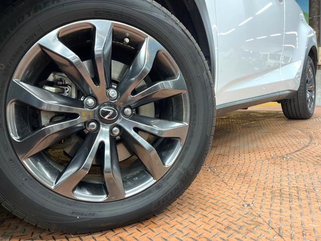 【純正18インチアルミホイール】外観にマッチした純正アルミホイールを装着しております。各種社外アルミホイールや、スタッドレスタイヤも取扱いしております。是非ご相談ください♪