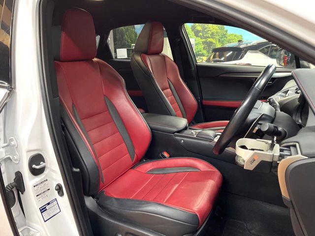 【本革シート】上質な本革を使用し、高級感あふれる本革シート。常に体に触れる部分だから、座り心地の良さにはこだわりたいですね♪汚れの付着や劣化を抑制する内装コーティング施工もおススメですよ♪