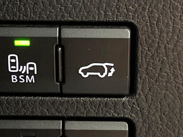 【パワーバックドア】スマートキーや運転席のボタンを押すだけでリアゲートが自動で開閉します！荷物を持っている時や、高い位置にあるバックドアを閉める際に便利な機能です♪