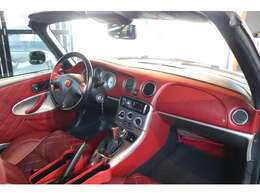 レッドを基調としたイタリアンデザインのお洒落なインテリア☆