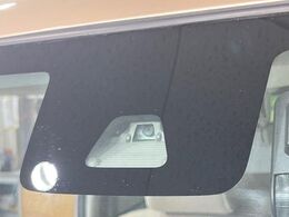 【スマートアシスト】走行中に前方の車両等を認識し、衝突しそうな時は警報とブレーキで衝突回避と被害軽減をアシスト。より安全にドライブをお楽しみいただけます。