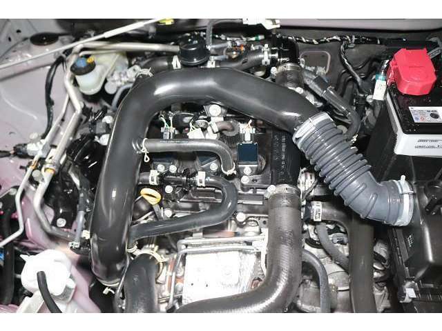 低燃費のエンジンを搭載したエンジンルームです。