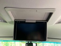 【フリップダウンモニター】大画面モニターで後席でもエンタメをお楽しみいただけます。小さなお子様にも大人気の装備です♪