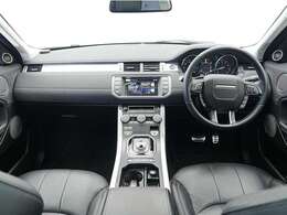 インパネのデザインはワイド感を演出する水平基調のデザインを採用し、パネル部分、エアコンの吹き出し口そして上部のダッシュボードの色に変化を付けることで、落ち着いた雰囲気を演出しています