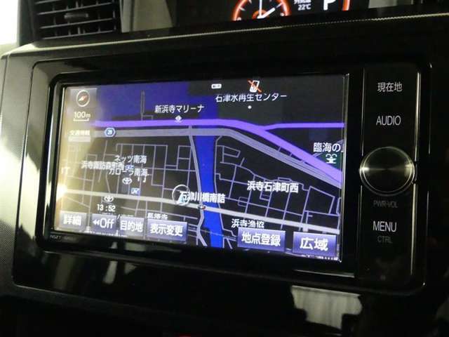 純正ナビを装備。タッチパネル式で使いやすく、お出かけもラクラクです。
