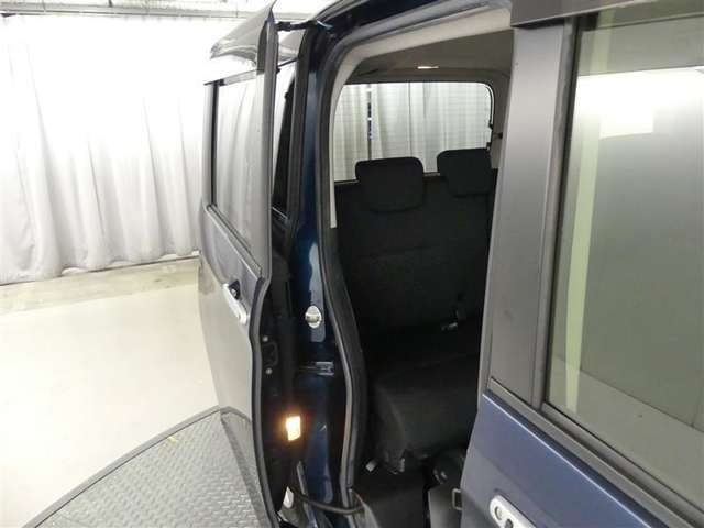 両側パワースライドドア付きだから、狭い駐車スペースなどでの 乗り降りラクラク！小さなお子さまのいるご家庭には嬉しい装備。