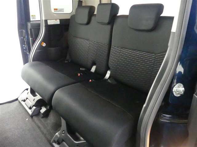 ゆとりある広々とした車内空間は、ドライブを始め買い物やレジャーなど、幅広く活躍します。一人でもみんなとでもお出かけを楽しみましょう！