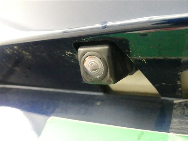 バックカメラが付いているので後方確認が非常にしやすいです。今や運転初心者も熟練者も必須装備！ついていて損はないですね♪
