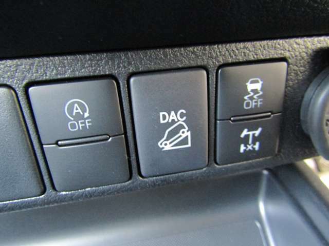 ダウンヒルアシストコントロール（DAC）：トランスファースイッチが「H4」「L4」状態の時、スイッチ操作で降坂時の車速を一定の低車速にキープして車両安定性を確保してくれる装備です！