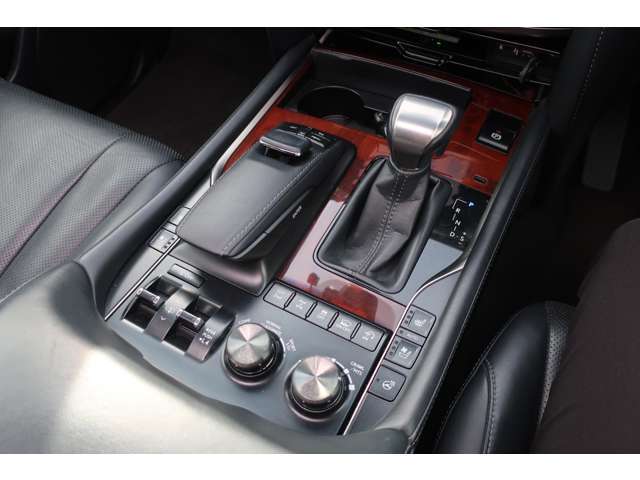 握りやすさだけでなく見た目もカッコイイです！電子制御パーキングブレーキ機能搭載！