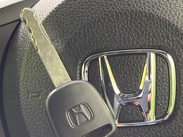 【キーレス】少し離れた場所からでもボタン一つでドアの開錠・施錠ができるのでとっても便利！ドアの鍵穴周りに傷をつけることもありません♪