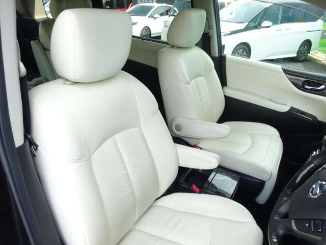 運転席画像になります。前席パワーシート付きで微調整も可能で快適です。
