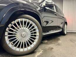 23インチアルミホイール/近距離はもちろん、遠距離から見ても気品があり高級感漂うデザイン！