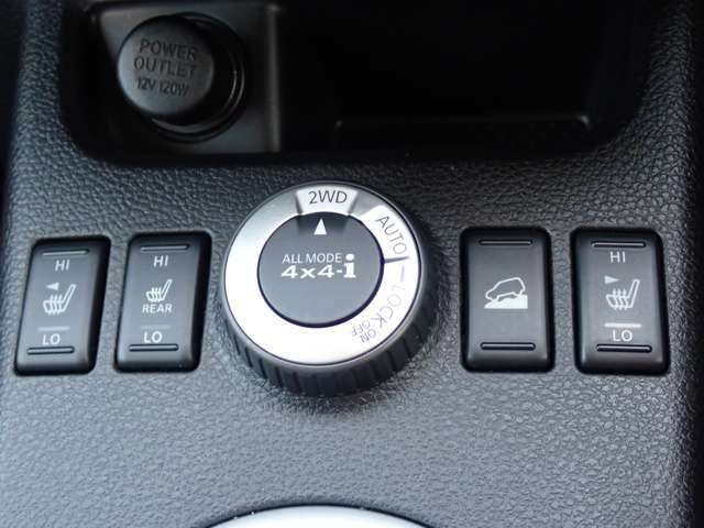 ダイヤル1つで4WDの切り替えが出来ます。前後席シートヒーターで寒い時でも快適です♪