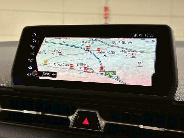 【メーカーオプションナビ】フルセグテレビやブルートゥース接続多彩な機能を併せ持っており、インパネ周りがすっきりしてますね！