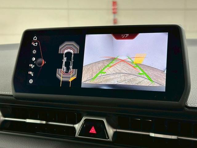 【カラーバックモニター】を装備しております。リアの映像がカラーで映し出されますので日々の駐車も安心安全です。