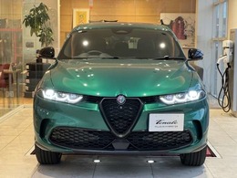 盾型グリルとアルファロメオエンブレムが真ん中にあって日本車では珍しいナンバープレートが端にあります