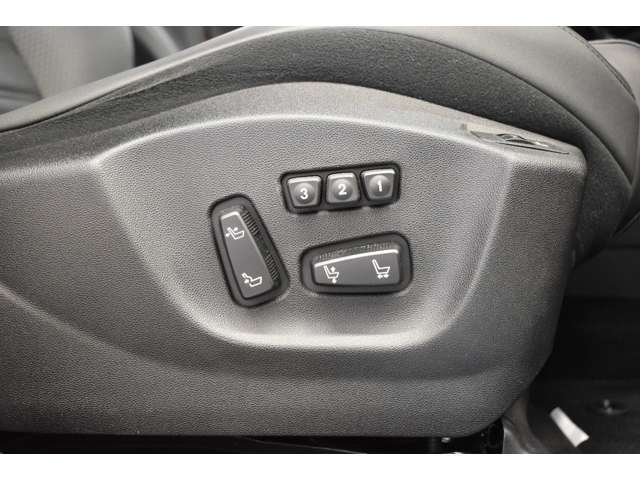 電動パワーシートとメモリー機能付きです