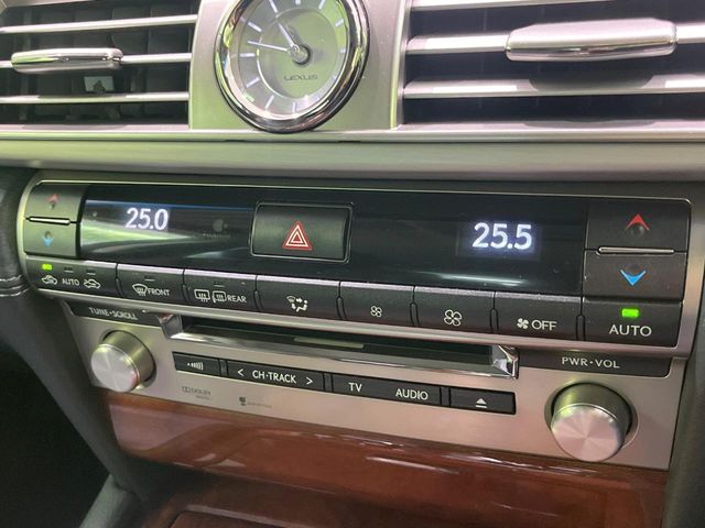 【左右独立型フルオートエアコン】運転席と助手席でそれぞれお好みの温度に設定可能。同乗者にも配慮した、快適な空調をお届け致します。