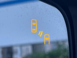 【リヤビークルディティクション】走行中、ドアミラーの死角になりやすい箇所に後続車が接近するとサイドミラー付近に警告を表示、ドライバーに注意喚起と、万一の際はハンドル操作をアシストをします。