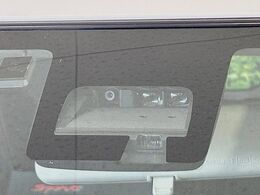 【スズキ　セーフティサポート】走行中に前方の車両等を認識し、衝突しそうな時は警報とブレーキで衝突回避と被害軽減をアシスト。より安全にドライブをお楽しみいただけます。