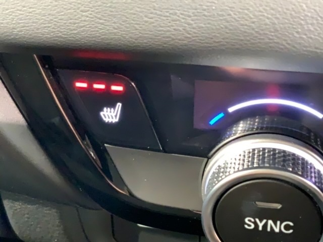 シートヒーターが付いています！寒い日に便利な装備ですね。