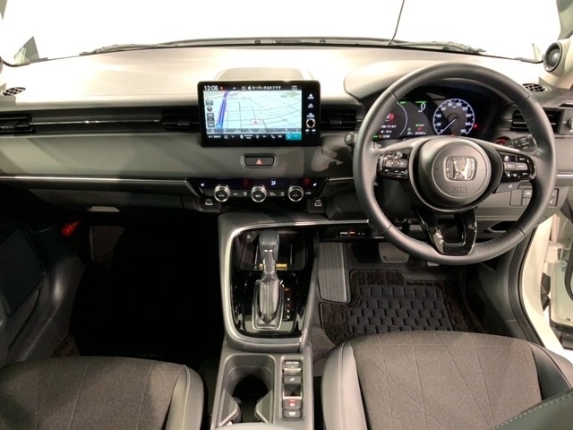 使いやすいレイアウトのダッシュボード周辺です。オートエアコンや小物入れなど嬉しい装備が満載です。