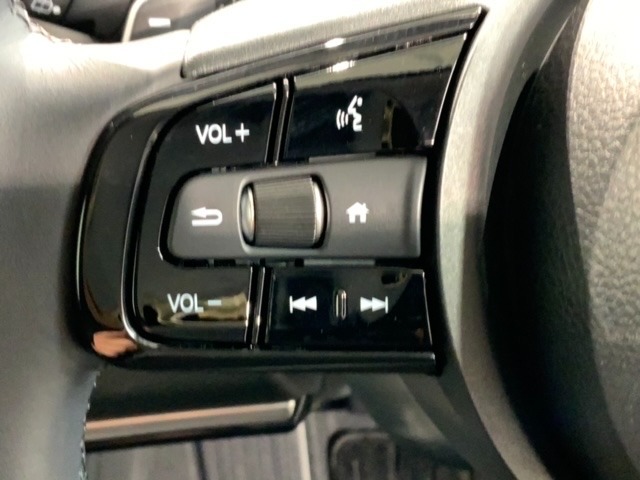 ステアリングにオーディオ操作スイッチが付いています。オーディオ画面に直接タッチしなくても操作が出来ますので、運転に集中できます。