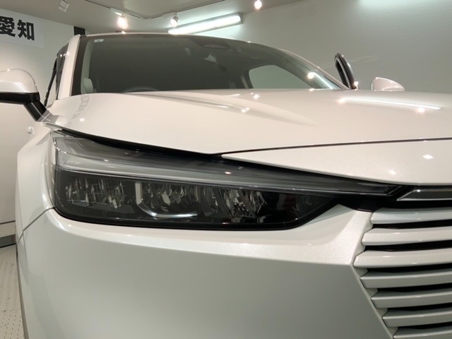 LEDヘッドライトは、点灯の瞬間から最大光量を発揮し、突然暗くなるトンネルなどでの安定感を高めます。