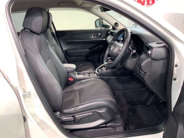 程よい硬さとホールド性が高くロングドライブも疲れにくいシートです。