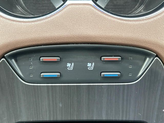 【シートベンチレーション】夏場は涼しい風でお尻や背中の熱やムレを防ぎ、冬はエアコンよりも早く温まってポカポカに！季節を問わず快適に過ごせます。