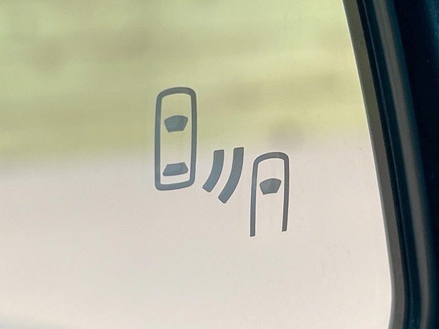 【ブラインドスポットモニター】走行中、ドアミラーの死角になりやすい箇所に後続車が接近するとサイドミラーのレンズに警告を表示！ドライバーに注意喚起をしてくれます。