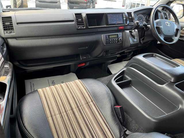 広々とした前席！クリーニング済みで嫌な臭いもございません！内装もクラシックスタイルに合わせて明るい色ながら落ち着いた雰囲気にカスタマイズ！気持ちよくお乗り頂けます！