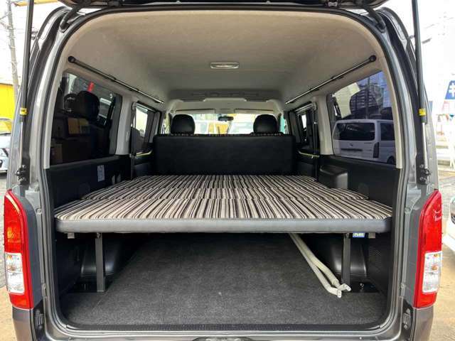 車中泊に必須のベッドキット！シートカバーと同一のデザインでとってもオシャレ！Wエアコンで荷室まで快適です！視線が気になる方はフィルムの施工も承ります！