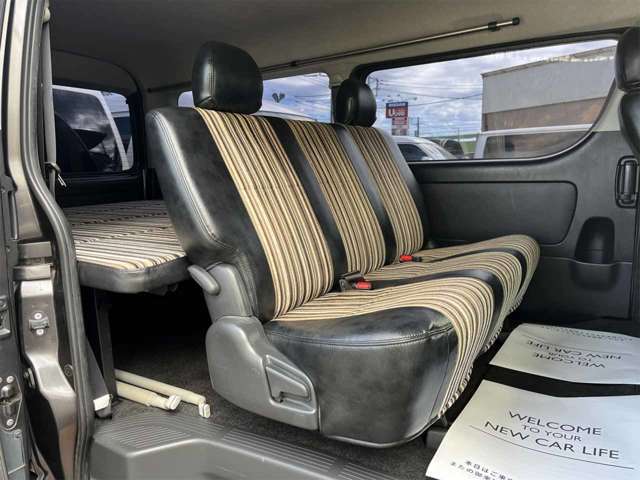セカンドシートも専用リクライニングシートで快適装備充実！前席と同じシートカバーで統一感のあるインテイリアです！左右のスライドドアはうれしい電動式！