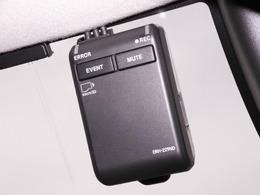 ◆ドライブレコーダー◆映像・音声などを記録する自動車用の装置です。　もしもの事故の際の記録はもちろん、旅行の際の思い出としてドライブの映像を楽しむことができます。