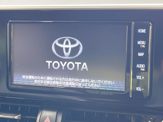 【純正ナビ】人気の純正ナビを装備しております。ナビの使いやすさはもちろん、オーディオ機能も充実！キャンプや旅行はもちろん、通勤や買い物など普段のドライブも楽しくなるはず♪