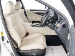 高級感をさらに高める白本革シート搭載！！車内状態もとても良好です。お好みのシートカラー（赤、白、青等々）への変更も可能となります。