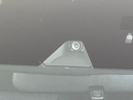 【三菱e-Assist】走行中に前方の車両等を認識し、衝突しそうな時は警報とブレーキで衝突回避と被害軽減をアシスト。より安全にドライブをお楽しみいただけます。