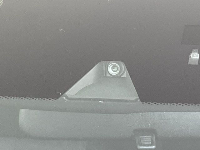 【三菱e-Assist】走行中に前方の車両等を認識し、衝突しそうな時は警報とブレーキで衝突回避と被害軽減をアシスト。より安全にドライブをお楽しみいただけます。