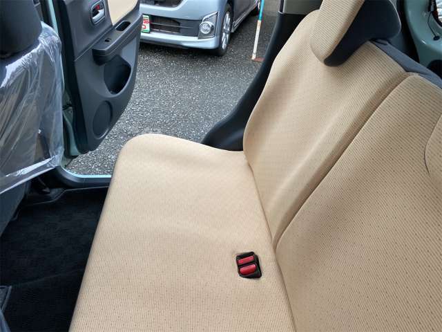 後部座席も　足元が広くかいてきです。後部座席も広々です。　かなりきれいですよ
