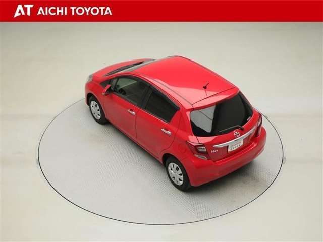 メッキのバックドアガーニッシュとメッキドアハンドルは特別仕様車の専用装備品です。