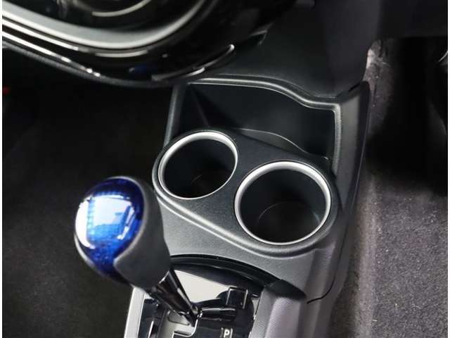 運転席廻りにはカップホルダーや小物の収納スペースがあります。