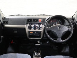 操作性に優れた運転席となります！小物入れや各ボタンの配置にこだわり、使いやすいです！座り心地もよく視認性も良好なのでロングドライブもお任せ下さい！