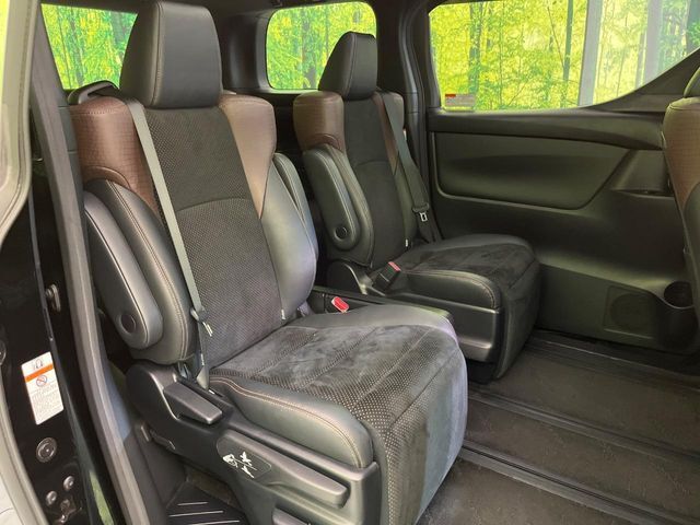 後部座席も気になるようなキズ・汚れやへたり等、大きなダメージはなく、良好な状態です。