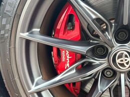 【ブレンボ製キャリパー】ハイパワー車両には強力なブレーキが必須！世界のスーパーカーにも採用されるイタリアの高級メーカー「ブレンボ」を装着！色鮮やかなキャリパーがスポーティな印象を引き立てます♪