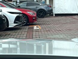 【カラーヘッドアップディスプレイ】現在の速度や走行情報をデジタル表示で運転席前方のガラスに投影！カラー付きで視認性も高く、運転中目線をずらさず必要な情報を確認できるのでとっても便利で安心！