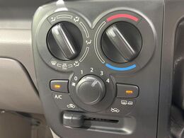 寒い冬も暑い夏も全席に快適な空調を届けてくれる、ダイヤル式エアコンを装備♪